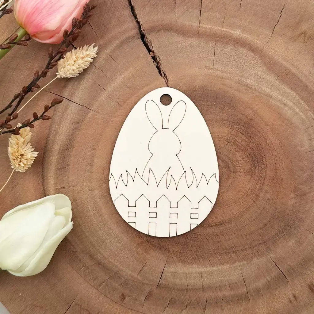 [A01462] Osteranhänger Ei mit Gartenhase aus Holz – zum Bemalen