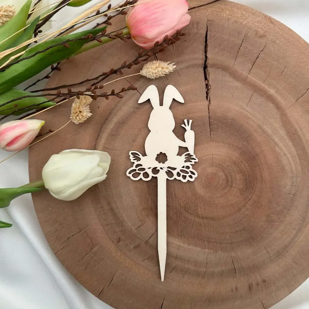 [A01469] Osterstecker „Karottensammler“ aus Holz – Hase mit Karotte