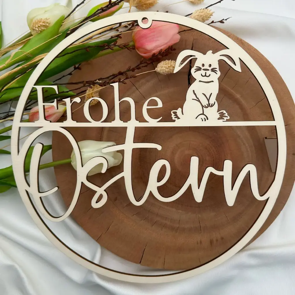 [A01480] Türkranz aus Holz „Frohe Ostern“ mit Hasenmotiv (Natur)