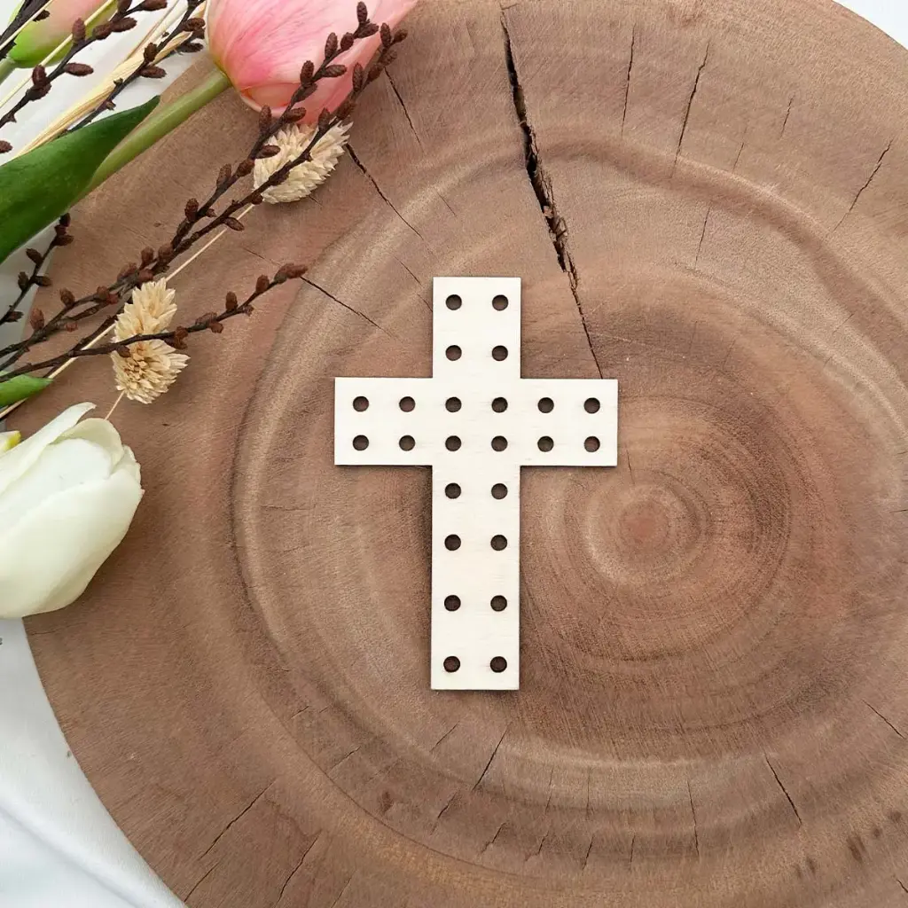 Oster-Stickvorlage Kreuz aus Holz – Bastelvorlage für Ostern