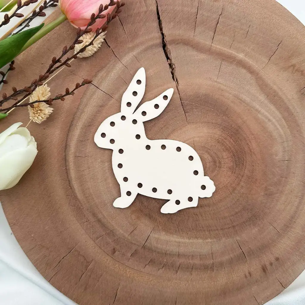 [A01502] Oster-Stickvorlage Osterhase aus Holz – DIY Deko zum Besticken