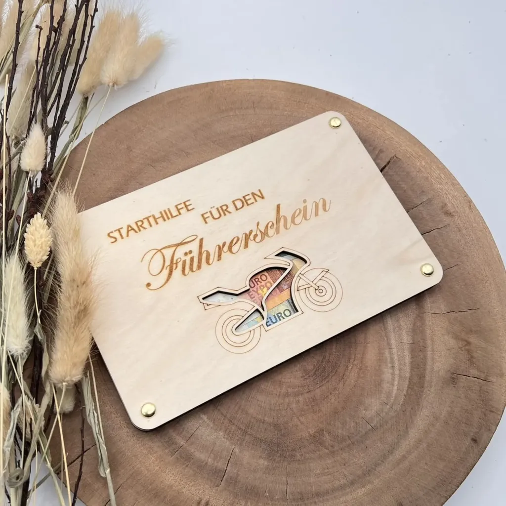 [A01689] Geldgeschenk aus Holz „Starthilfe für den Führerschein“ – Motorrad
