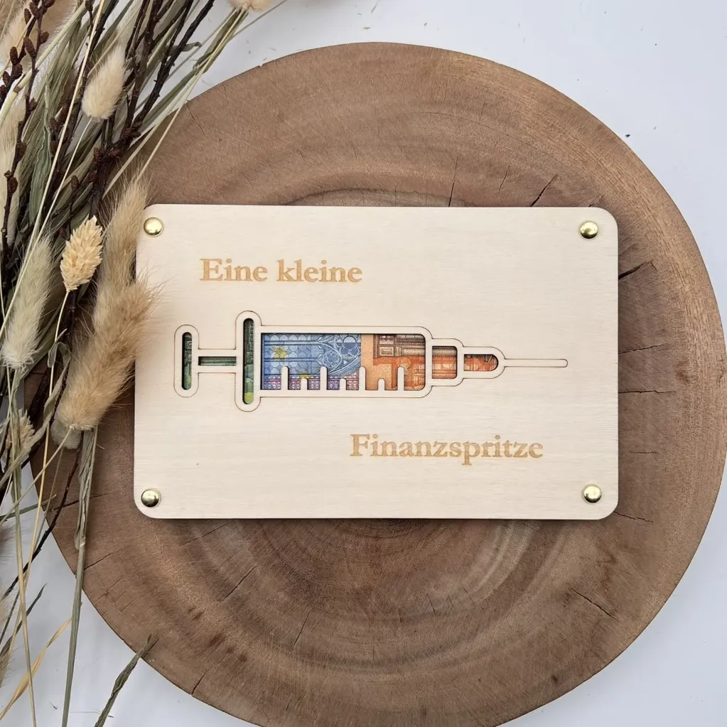 Geldgeschenk aus Holz Finanzspritze – „Eine kleine Finanzspritze“