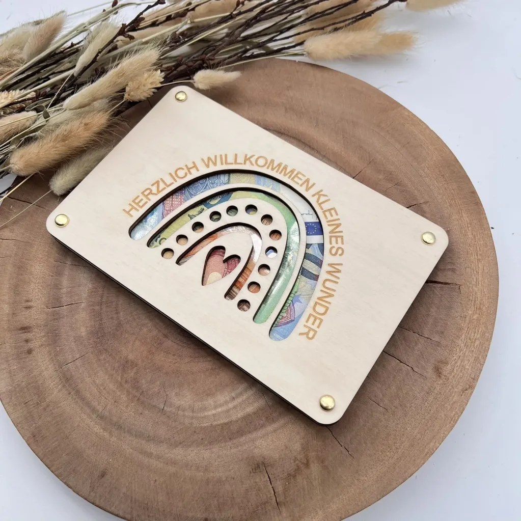 [A01686] Geldgeschenk aus Holz „Willkommen kleines Wunder“ Regenbogenmotiv