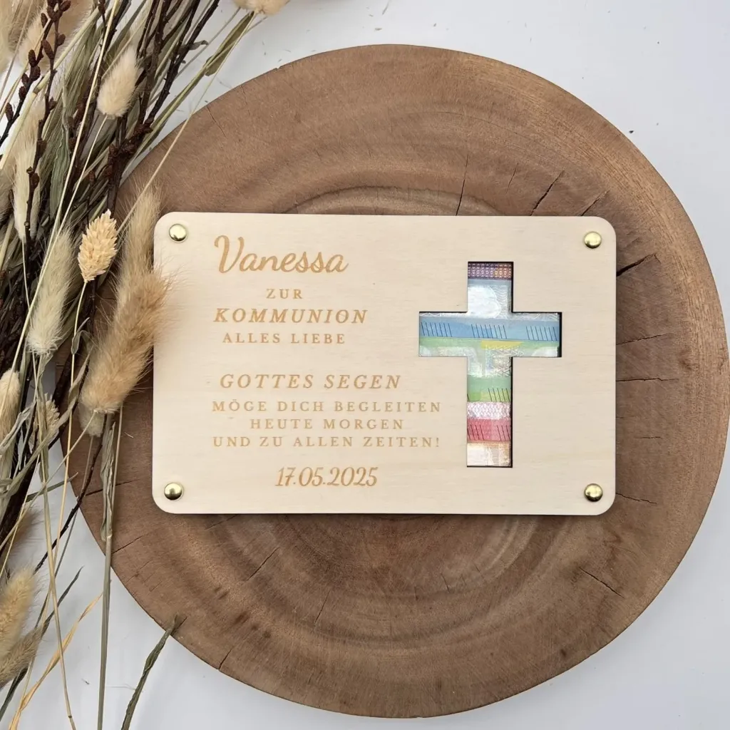 [A01700] Geldgeschenk aus Holz zur Kommunion mit Kreuz – personalisierbar