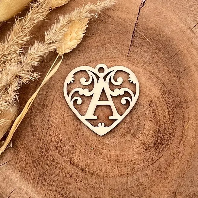 [A00001] Personalisierbarer Geschenkanhänger Herz aus Holz – Buchstaben A–Z (A)